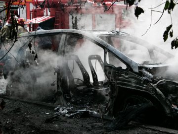 У Києві електромобіль згорів одразу після зарядки. ВІДЕО