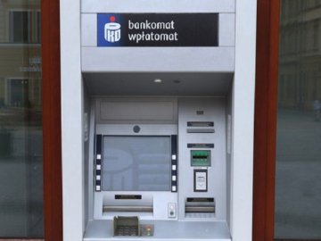 У Польщі троє українців намагалися пограбувати банкомат