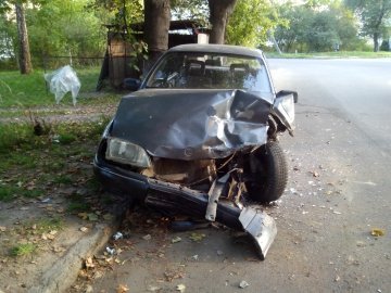Поки міліція «спала», біля міськвідділку лучанину вщент розбили авто. ФОТО