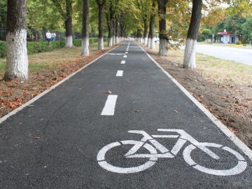 Лучанка просить створити доріжки та паркомісця для велосипедистів