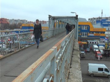 Лучани нарікають на загиджений міст через залізничні колії. ВІДЕО