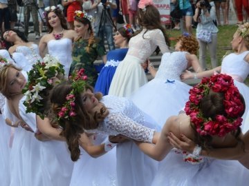 У Луцьку наречені вийшли на парад. ФОТО