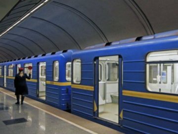 У київському метро людина кинулась під потяг