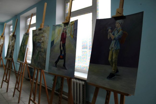 День студента по-інтелігентному: у луцькому політесі влаштували святкову виставку картин