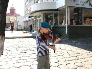 У Луцьку юна скрипалька оригінально привітала десантників. ВІДЕО