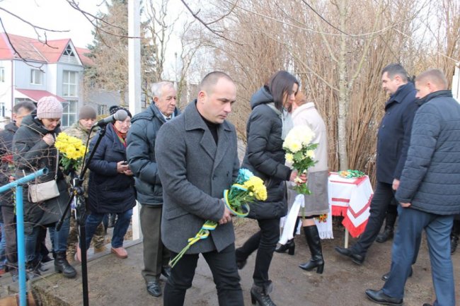 У Луцьку вшанували пам'ять курсантів та студентів, які загинули під Крутами. ФОТО