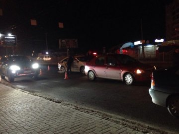 Вечірня аварія в Луцьку: Dacia «наздогнала» Nissan. ФОТО