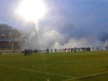 Фанати «Карпат» влаштували «розбірки» із гравцями й бійку з поліцією