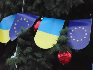 Ялинки у Луцьку прикрасили символікою ЄС. Прокуратура поки що мовчить. ФОТО