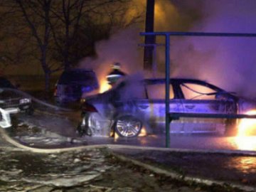 У Луцьку вночі згорів автомобіль BMW
