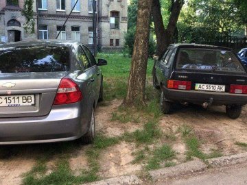 У Луцьку автохами паркують свої автівки на траві. ФОТО