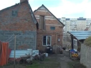 У Львові багатодітна сім’я живе у сараї. ВІДЕО