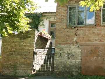 100% зношення, реконструкції не підлягає: у Луцьку завалюється будинок, в якому живе 9 сімей.ВІДЕО