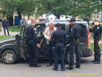 П'яний водій ледь не збив людей у Луцьку: відео затримання