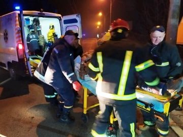 Затисло в кабіні під час аварії: у Луцьку рятувальники «вирізали» водія вантажівки. ФОТО 18+