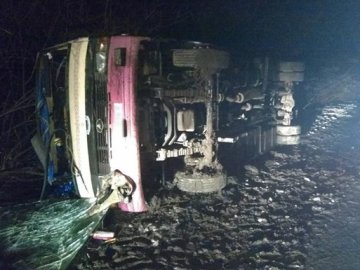 На Київщині перекинувся автобус, 13 постраждалих