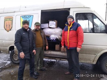 Теплі речі та маскувальні сітки від волинських школярів відправились на Донбас