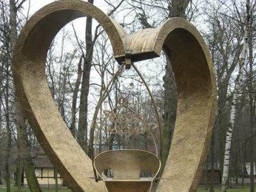 У луцькому парку пропонують встановити скульптуру для закоханих