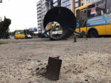 Байдужість чи безгосподарність: у Луцьку 5 днів посеред вулиці лежить тумба