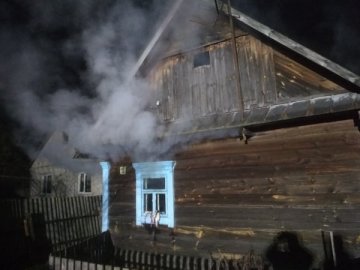 У Любешівському районі з палаючого будинку врятували бабусю