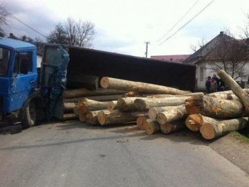 У Ківерцівському районі перекинулася вантажівка з дровами. ВІДЕО