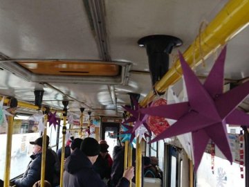 Свято наближається: у Луцьку прикрасили тролейбус. ФОТО