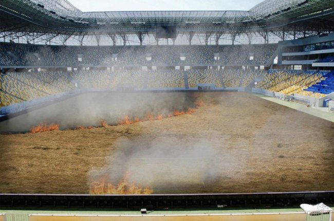На стадіоні київського «Динамо» вирішили спалити суху траву. ФОТО 