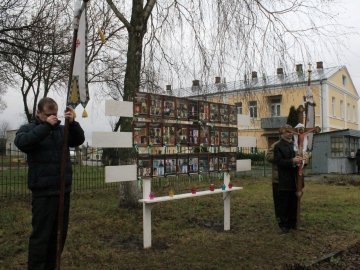 У Володимирі-Волинському освятили пам’ятну дошку «Небесній сотні»