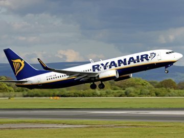 Відомий лоукостер Ryanair поки не літатиме з Києва