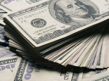 Українці почали робити більше вкладів у доларах 