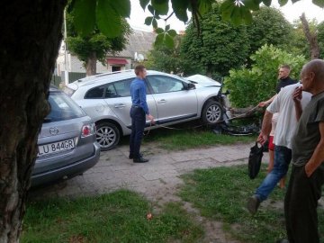 Аварія у Ківерцях: машина знесла дерево. ФОТО