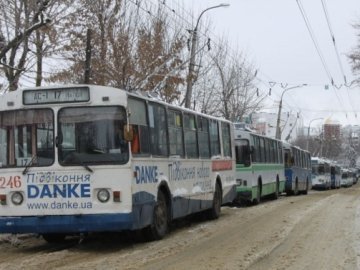 У Хмельницькому в заторі кілька годин простояли 30 тролейбусів. ФОТО