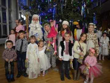  Ялинка, цукерки та мультяшні лемури: луцьким дітям влаштували новорічне свято