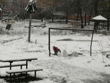 Діти ліплять перших сніговиків: міста України засипає першим снігом. ФОТО