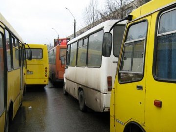 Мешканці Дубнівської просять вирішити проблему із маршрутками