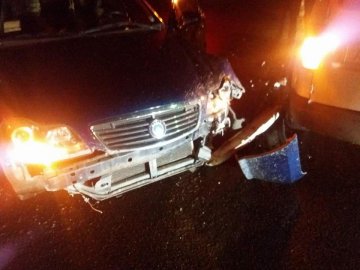 Вечірня аварія в Луцьку: Geely відірвало бампер. ФОТО