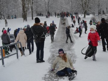 Гірки, ковзанки, шахи: «Спортивна зима» у Луцьку