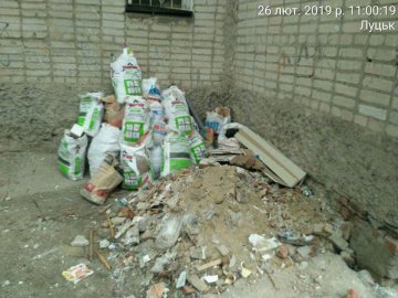 У Луцьку покарали нечупар, які викидали будівельне сміття сусідам під вікна. ФОТО
