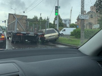 У Луцьку на Карпенка-Карого – аварія за участю легковика та вантажівки