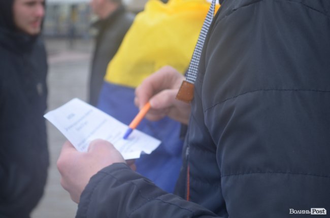 Крим – це Україна: у Луцьку триває акція до дня окупації півострова. ФОТО