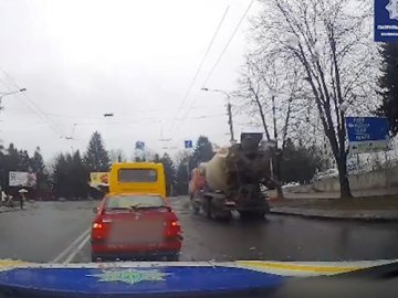 Водій вантажівки, який у Луцьку вилив на дорогу бетон, заплатить штраф