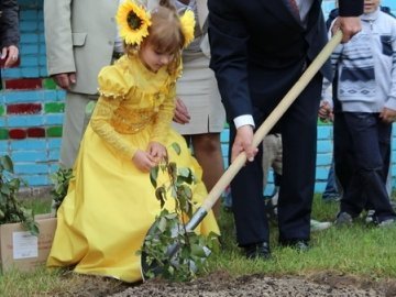 Мер Луцька з дітьми садив квіти. ФОТО