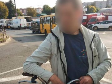 У Луцьку оштрафували велосипедиста, який їхав на червоний сигнал світлофору. ВІДЕО