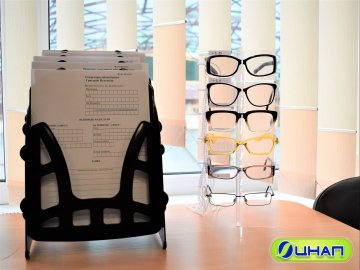 У луцькому ЦНАПі пропонують окуляри різних діоптрій, якщо відвідувач забув взяти свої