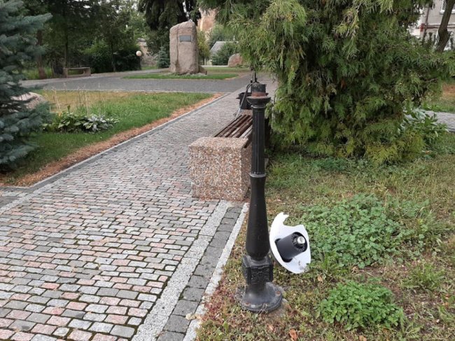 У Старому місті вандали понищили ліхтарі у сквері. ФОТО