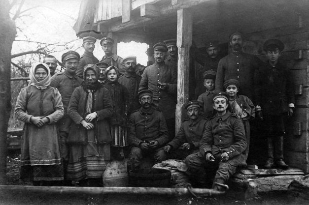 Мешканці села Сушибаба з солдатами. 1916 р.
