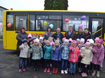 Громада під Луцьком отримала новий шкільний автобус