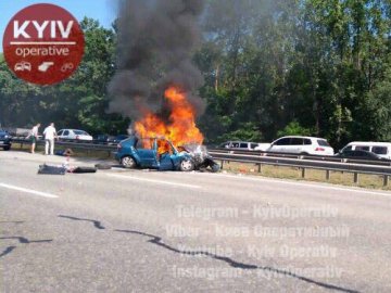 На Бориспільській трасі згоріло авто: постраждали мати й дитина