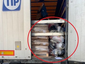 На «Ягодині»  у вантажівці виявили партію незадекларованого одягу