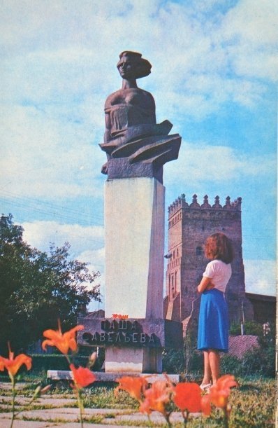 Квіти на вулиці Кафедральній, де був пам'ятник Паші Савельєвій